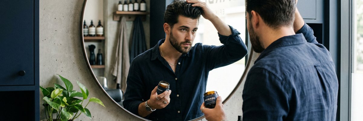 Mann beim Haarstyling
